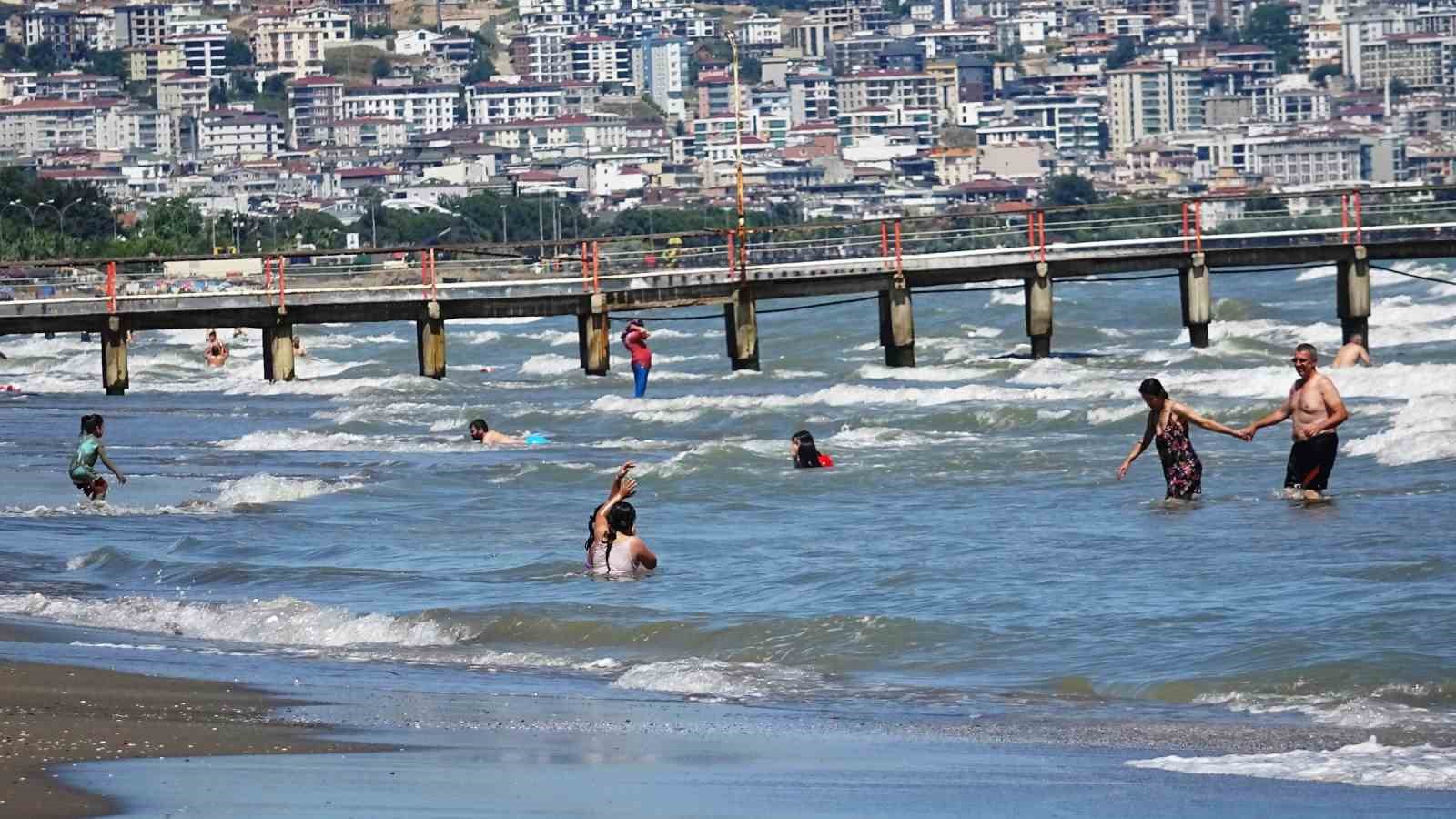 Karadeniz’de 4 kişi boğulma tehlikesi geçirdi
