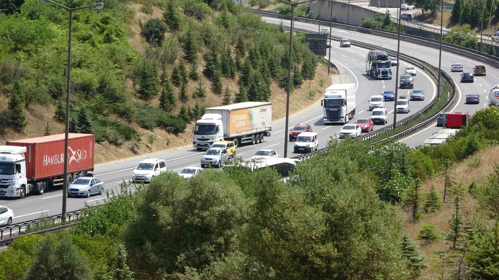 TEM Otoyolu Kocaeli geçişinde bayram dönüşü yoğunluğu
