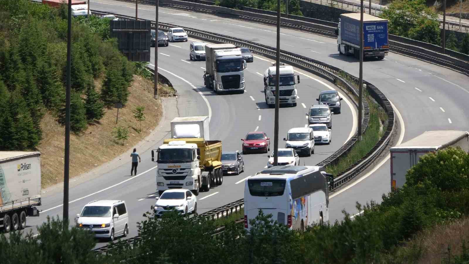 TEM Otoyolu Kocaeli geçişinde bayram dönüşü yoğunluğu
