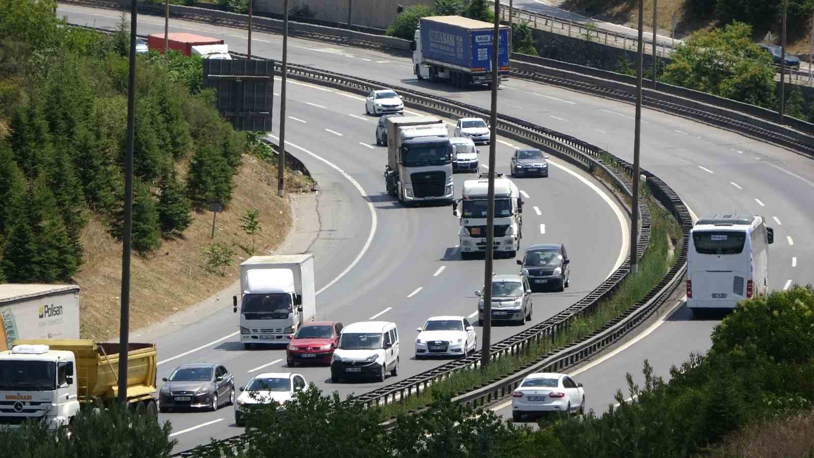 TEM Otoyolu Kocaeli geçişinde bayram dönüşü yoğunluğu
