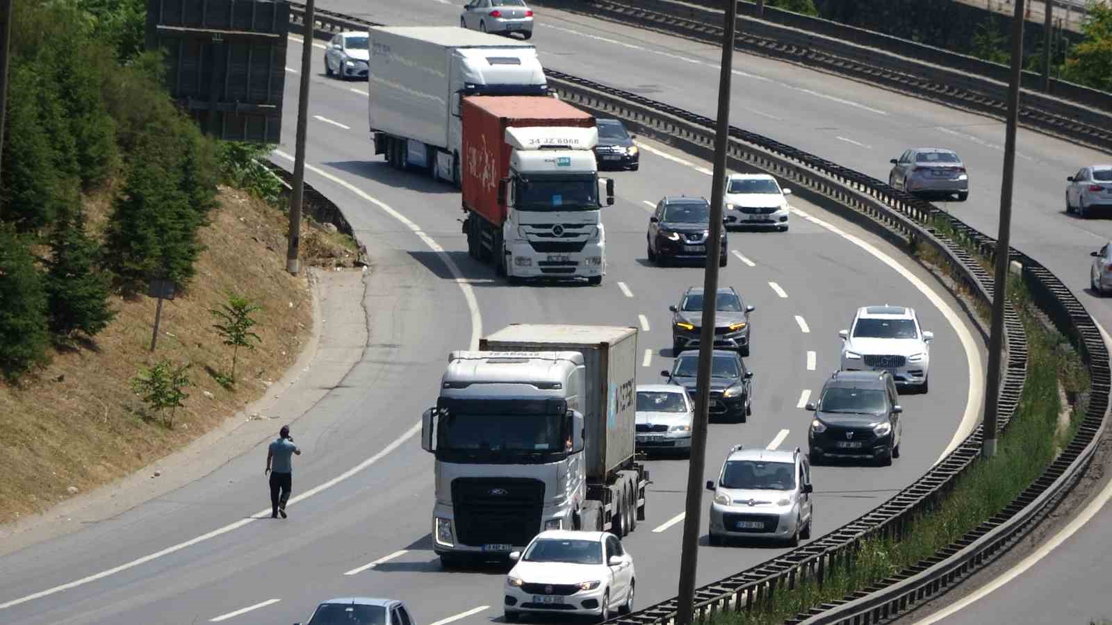 TEM Otoyolu Kocaeli geçişinde bayram dönüşü yoğunluğu
