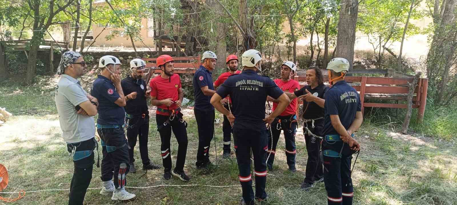 Bingöl’de itfaiye ekiplerine dağcılık eğitimi verilmeye başlandı
