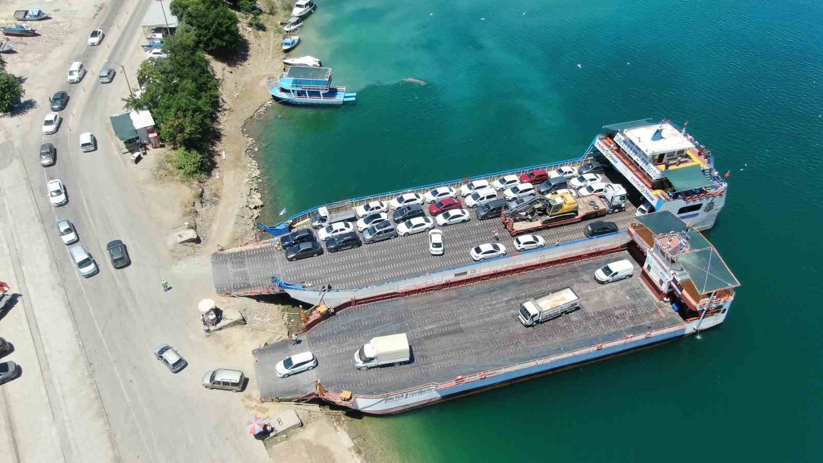 Elazığ-Pertek feribotlarında bayram hareketliliği
