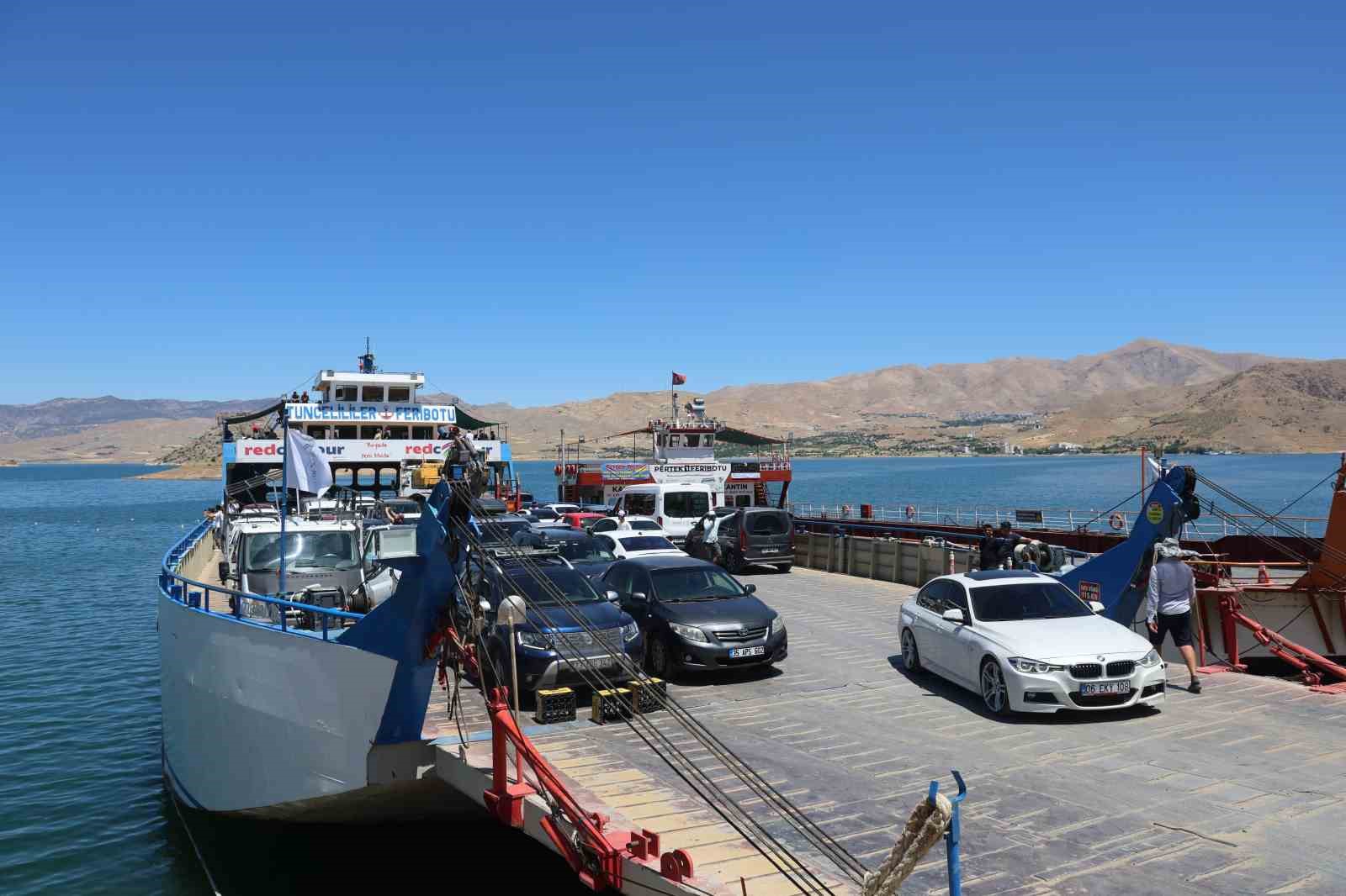 Elazığ-Pertek feribotlarında bayram hareketliliği
