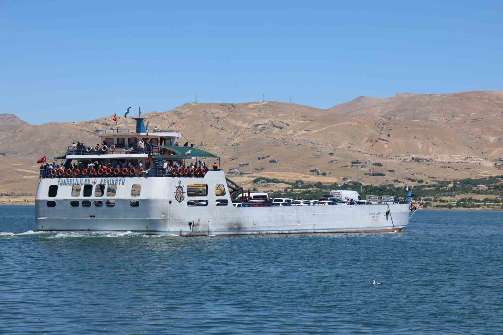 Elazığ-Pertek feribotlarında bayram hareketliliği
