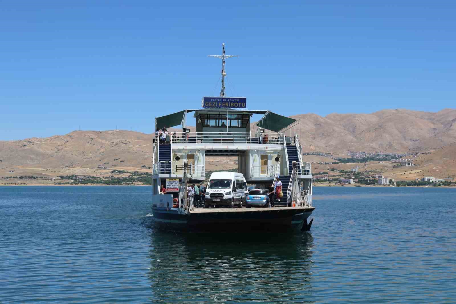 Elazığ-Pertek feribotlarında bayram hareketliliği
