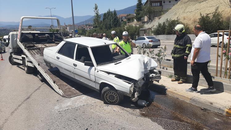 Otomobil aydınlatma direğine çarpıp devrildi: 1 yaralı
