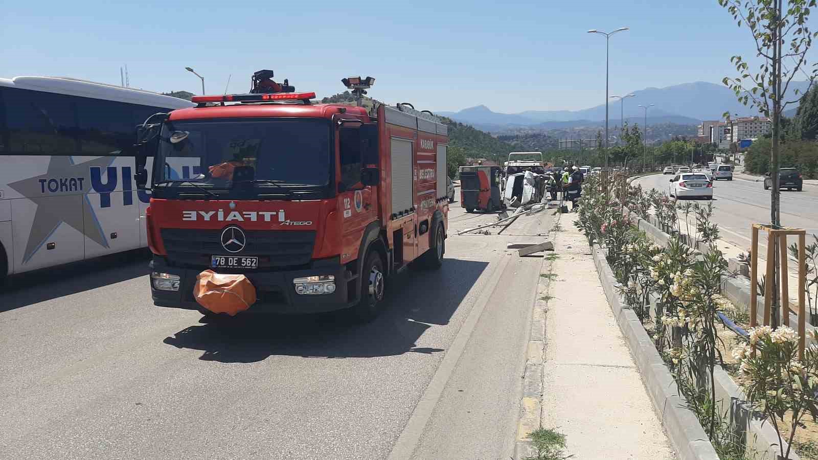 Otomobil aydınlatma direğine çarpıp devrildi: 1 yaralı
