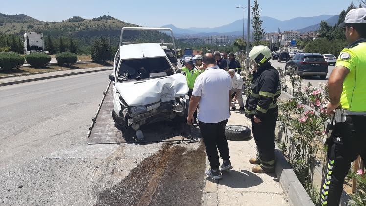 Otomobil aydınlatma direğine çarpıp devrildi: 1 yaralı
