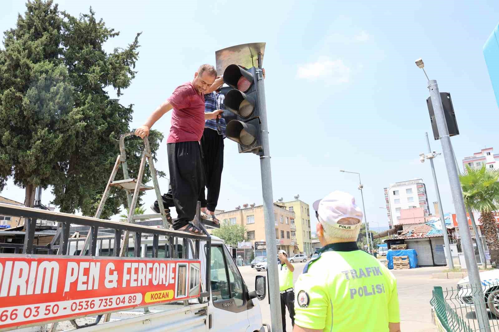 Polisten trafik ışıklarına yuva yapan kumrulara gölgelik
