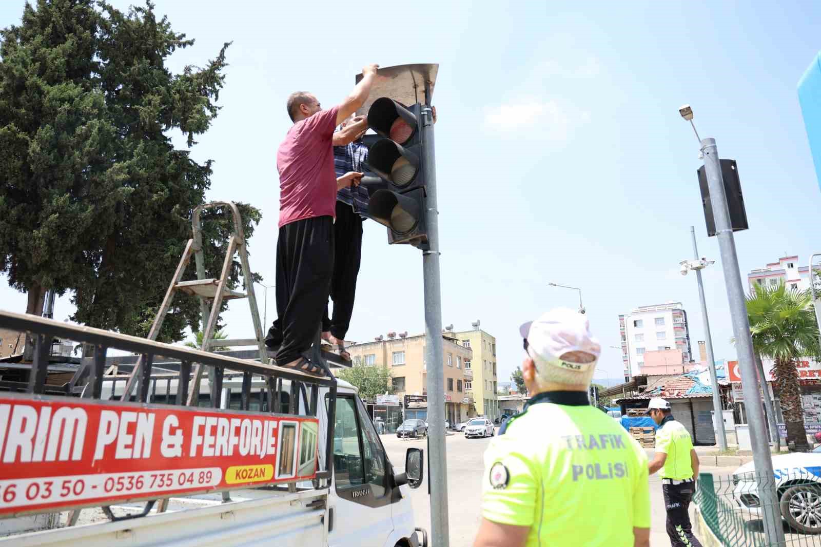 Polisten trafik ışıklarına yuva yapan kumrulara gölgelik
