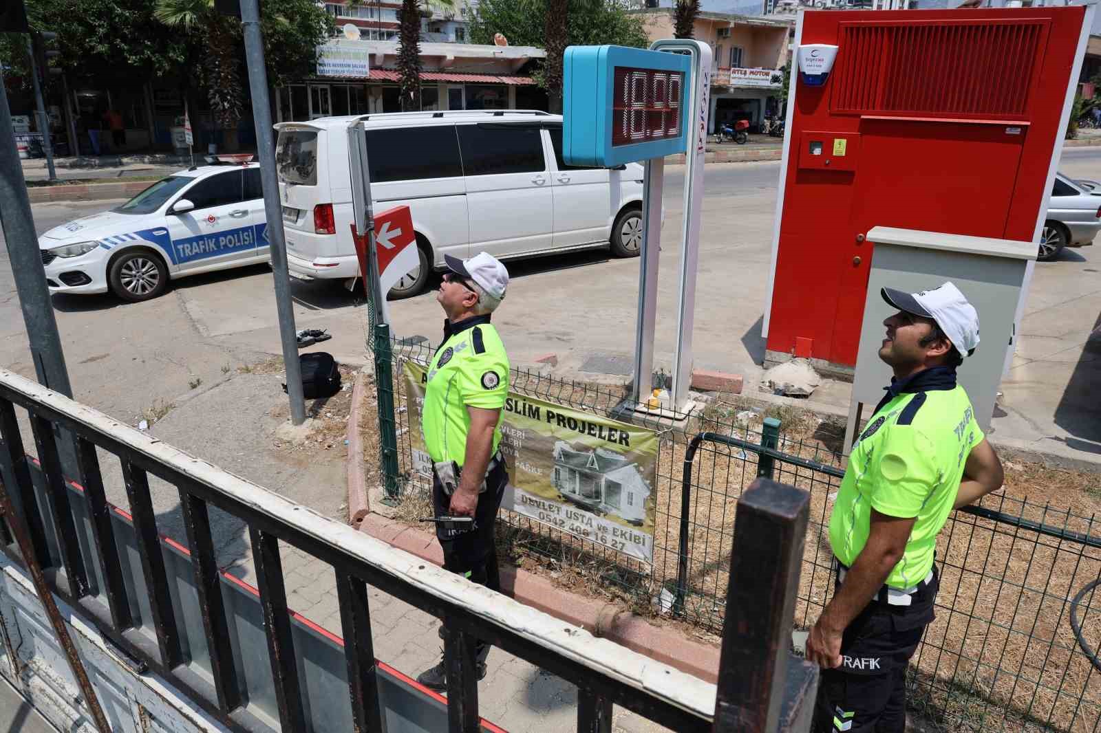 Polisten trafik ışıklarına yuva yapan kumrulara gölgelik
