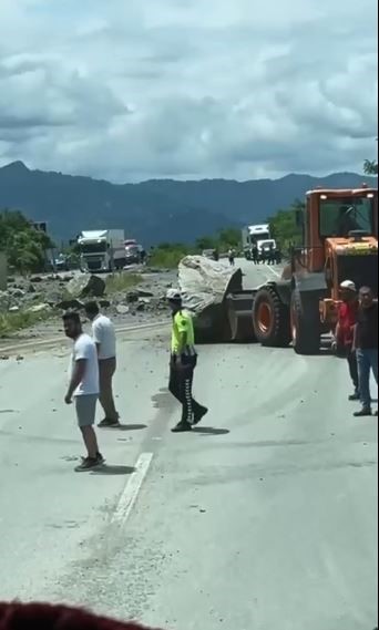 Hopa’da yamaçtan kopan kayalar seyir halindeki araca isabet etti: Karayolu ulaşıma kapandı
