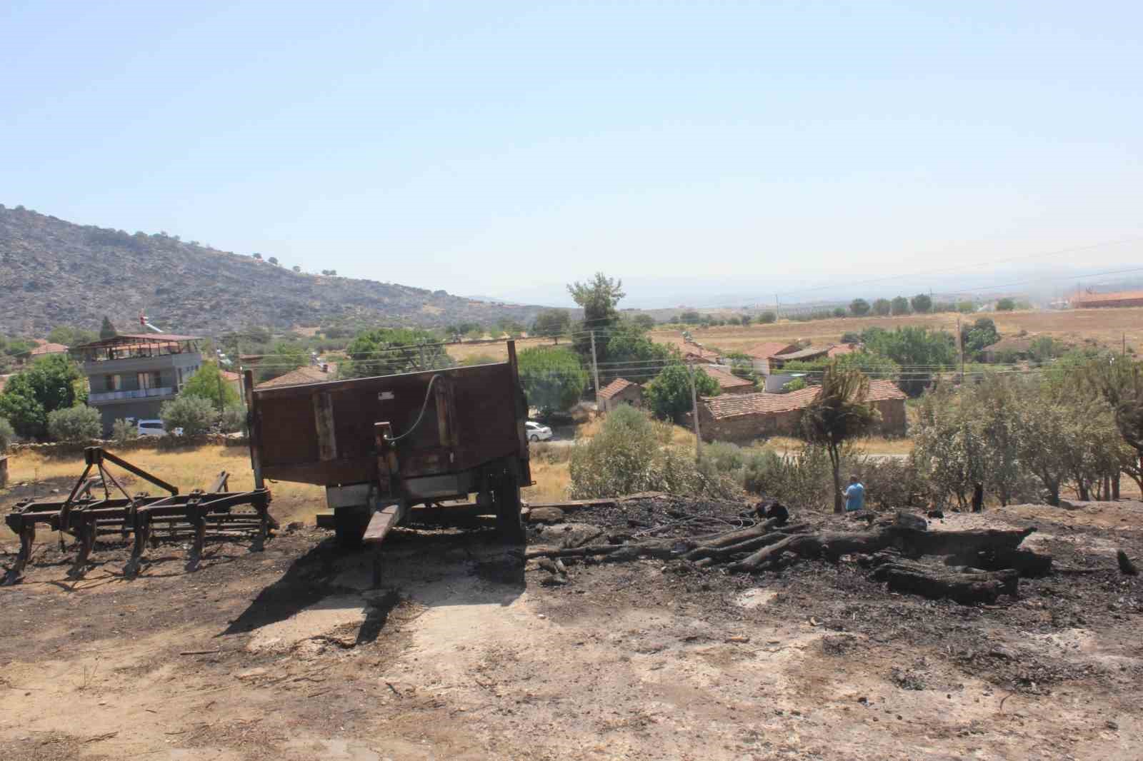 Manisa’daki yangının bilançosu: 4 ev, 1 ağıl, 2 motosiklet, 1 traktör, 1 iş makinesi kül oldu
