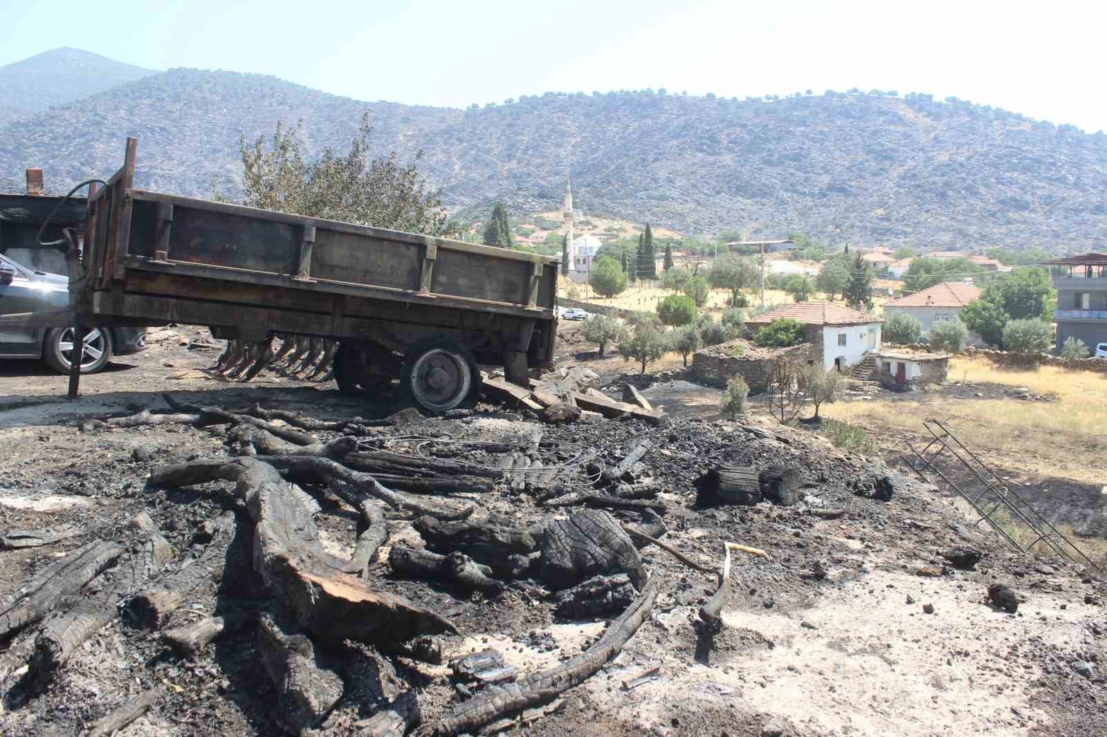 Manisa’daki yangının bilançosu: 4 ev, 1 ağıl, 2 motosiklet, 1 traktör, 1 iş makinesi kül oldu
