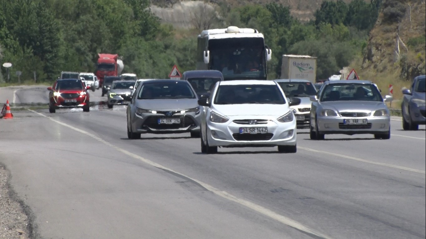 Ankara-Samsun karayolunda bayram dönüşü trafiği
