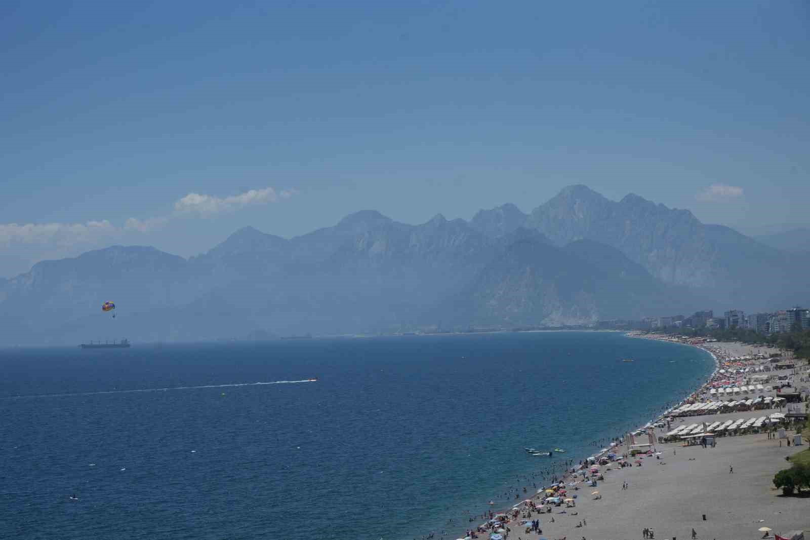 Antalya’da yüzde 90’a varan nem oranı bunalttı
