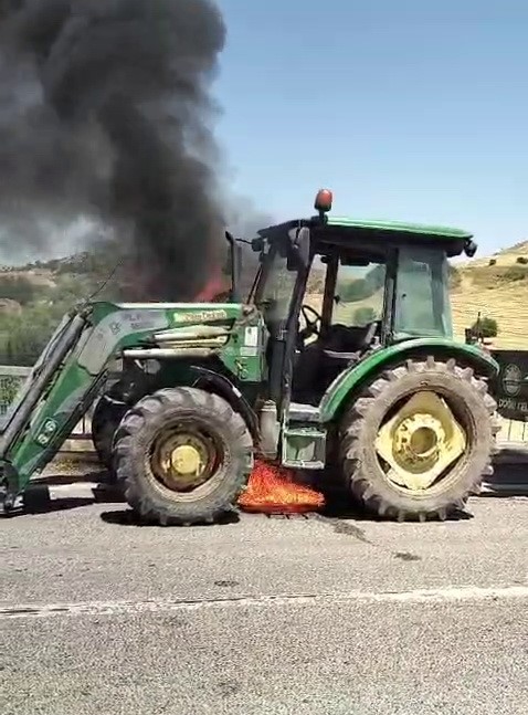 Alev alan iş makinesini yoldan geçen vidanjör ekipleri söndürdü
