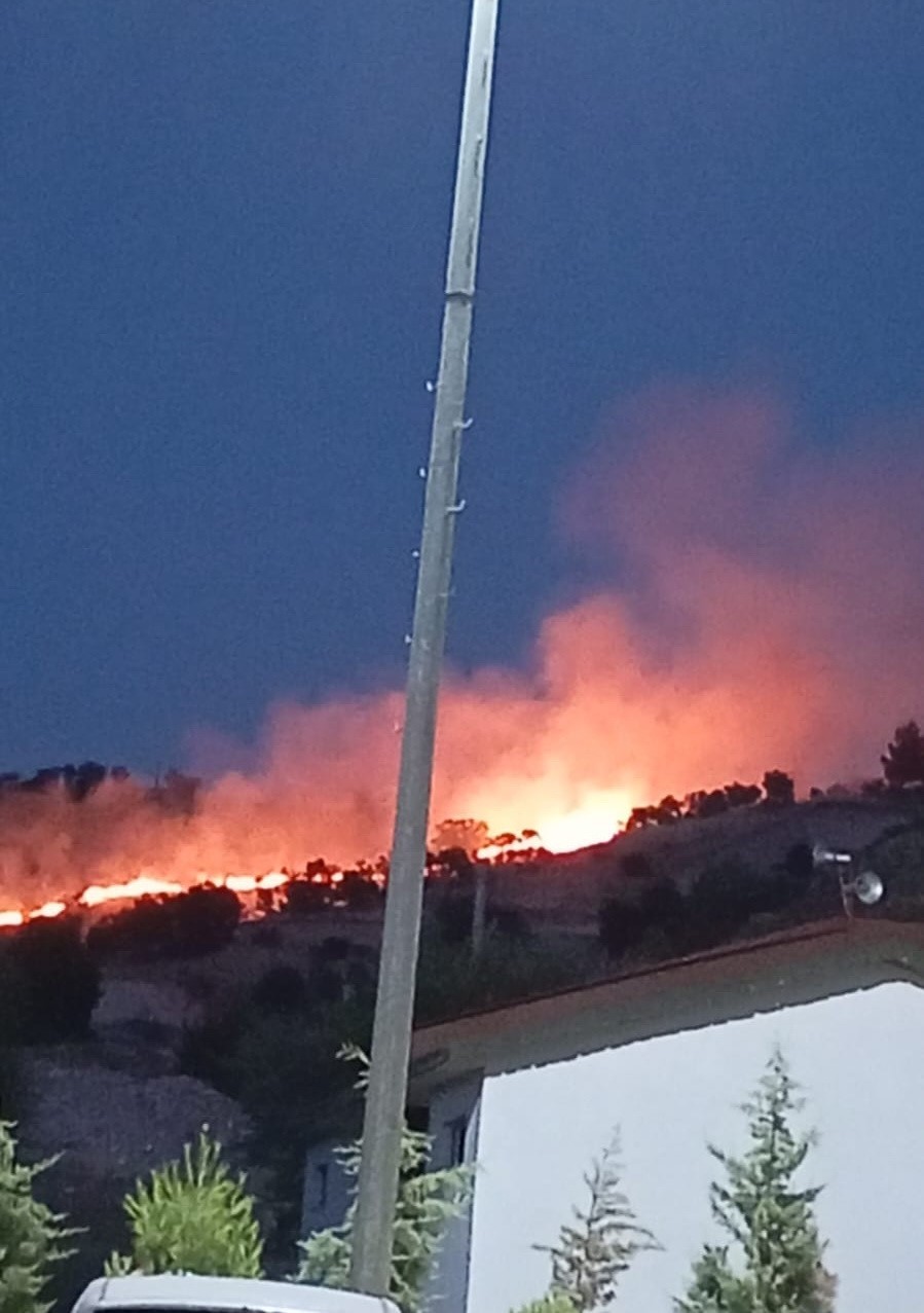 Gölbaşı’nda 10 dönümlük alanda kuru otlar yandı
