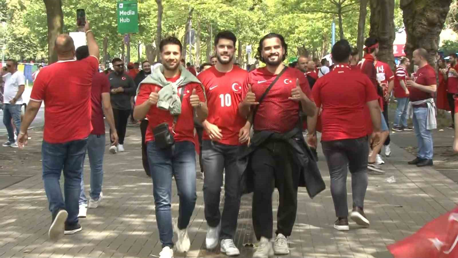 Türk taraftarlardan millilere yoğun destek
