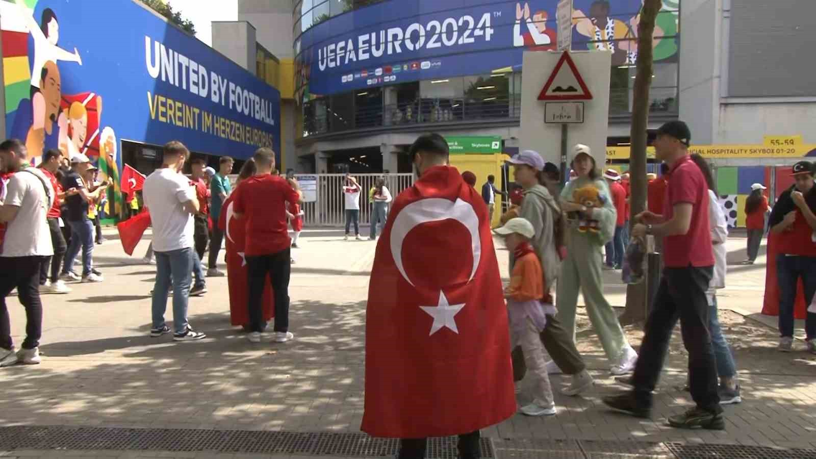 Türk taraftarlardan millilere yoğun destek
