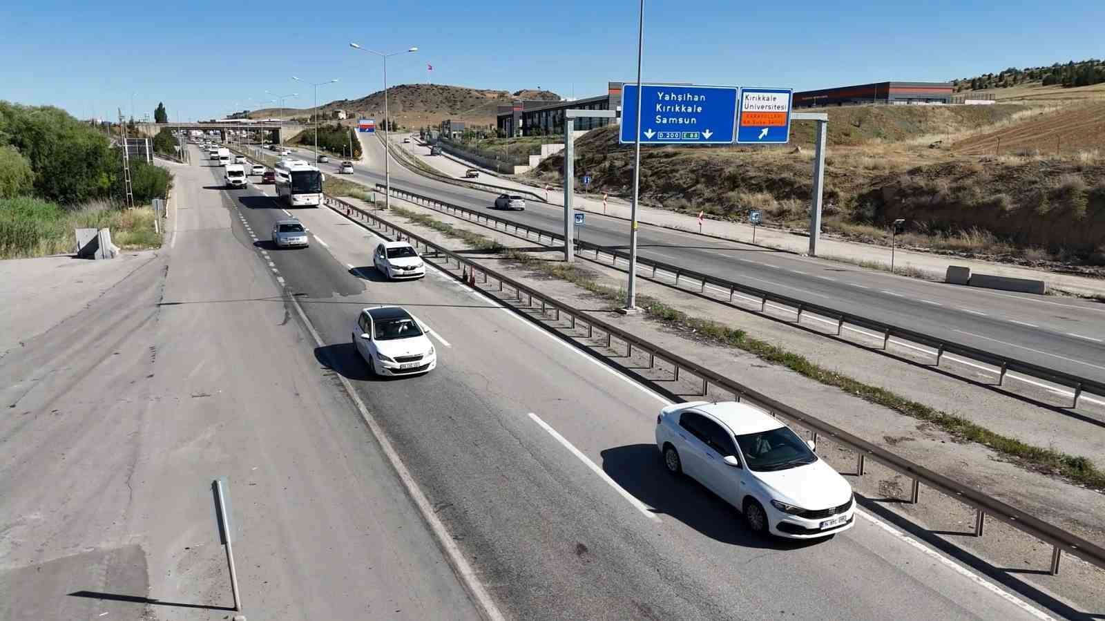 Tatilcilerin dönüşü devam ediyor: 43 ilin geçiş güzergahında trafik akıcı ilerliyor
