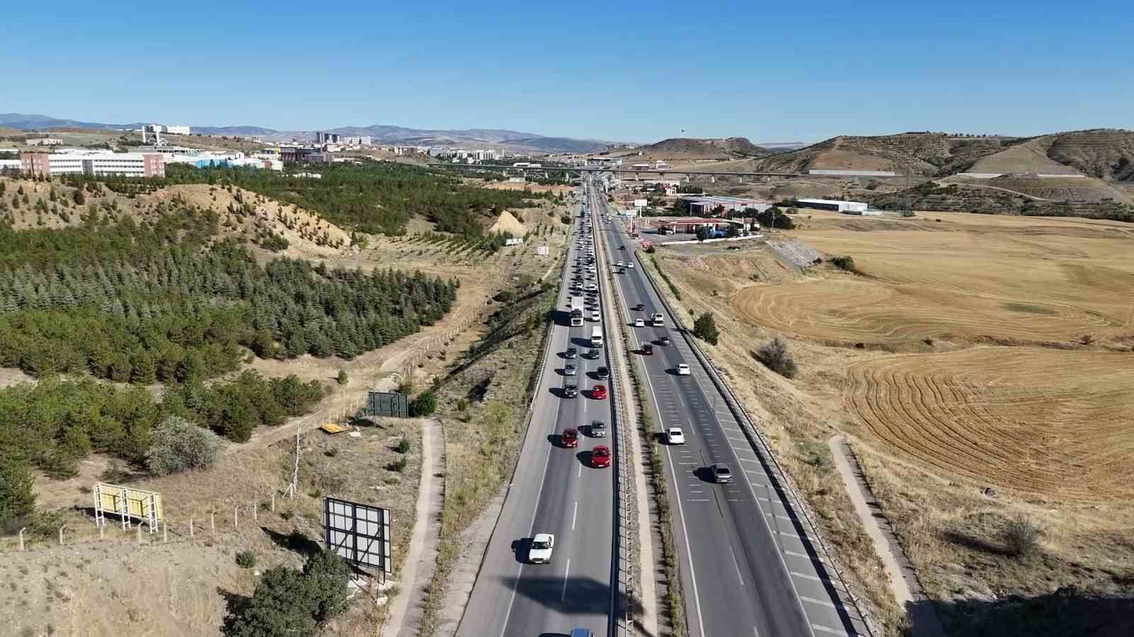 43 ilin geçiş güzergahındaki araç trafiği havadan görüntülendi
