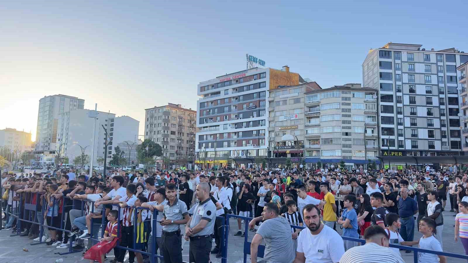 Elazığ’da Türkiye-Portekiz maçı için dev ekran kuruldu
