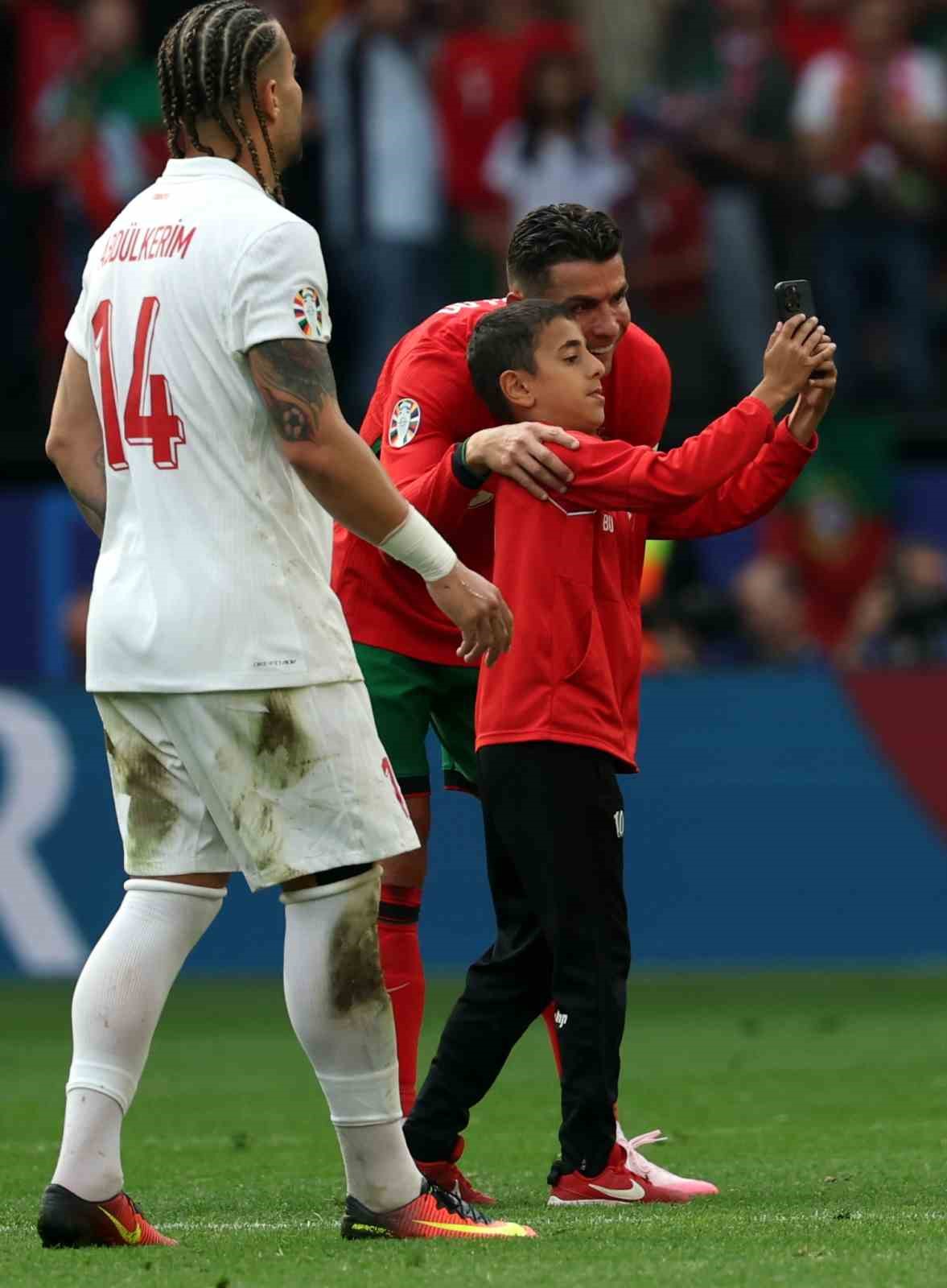 Küçük taraftar, Cristiano Ronaldo ile fotoğraf çekilmek için sahaya girdi
