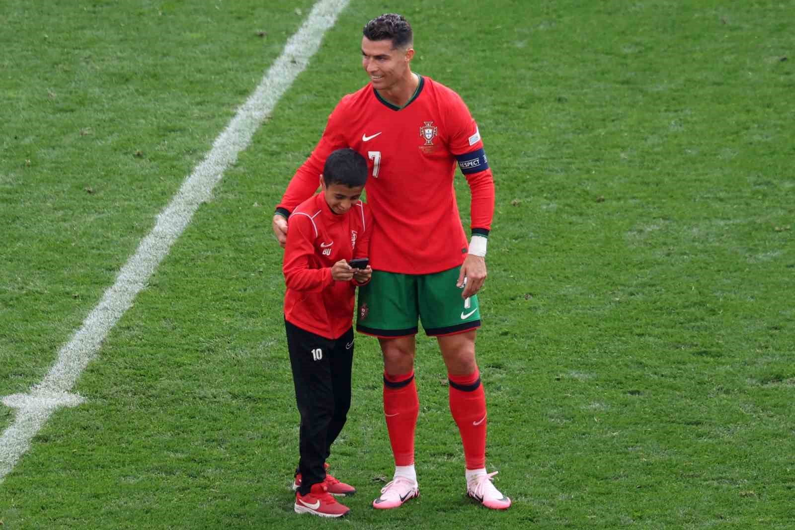 Küçük taraftar, Cristiano Ronaldo ile fotoğraf çekilmek için sahaya girdi
