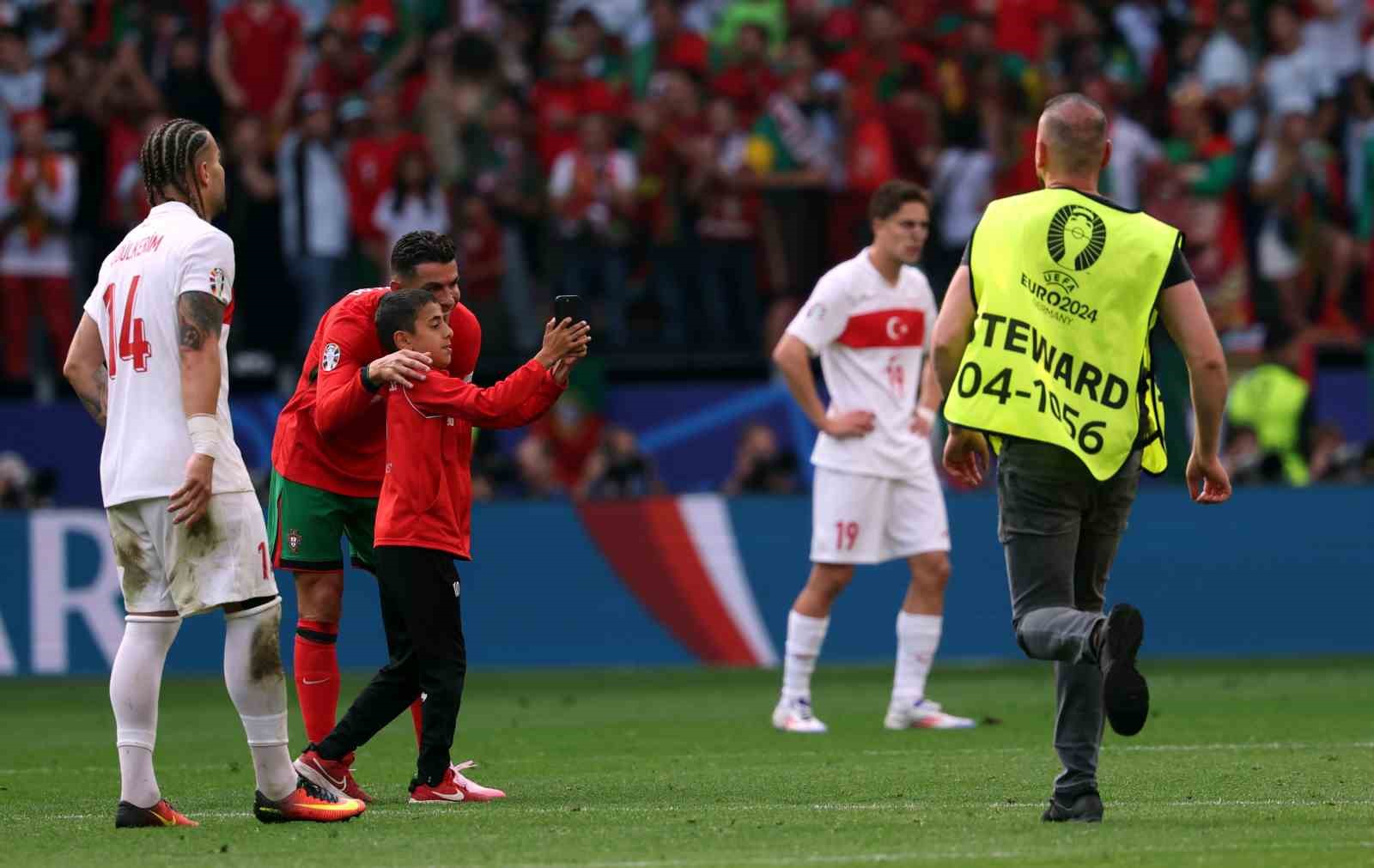 Küçük taraftar, Cristiano Ronaldo ile fotoğraf çekilmek için sahaya girdi
