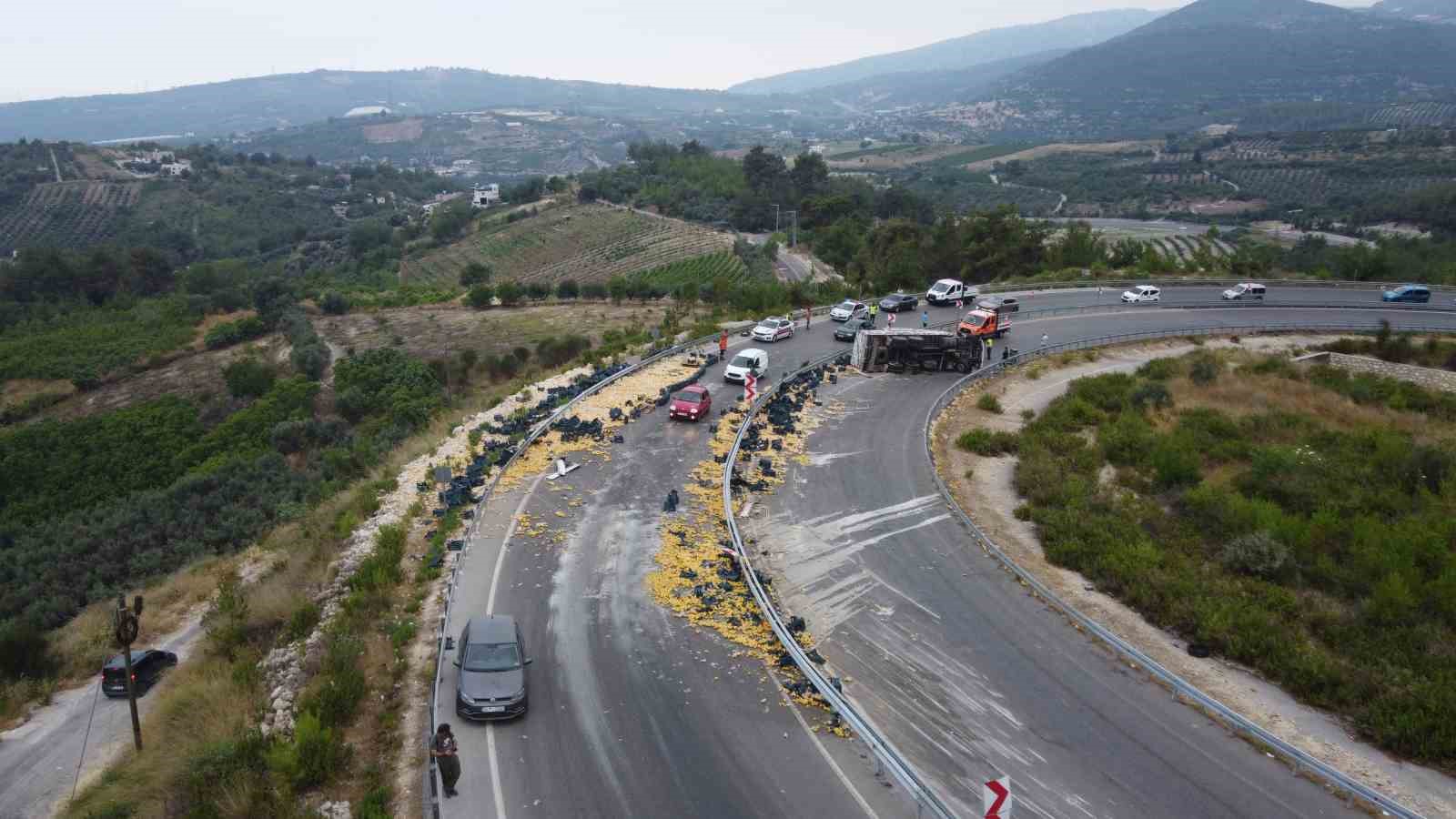 Mersin’de limon yüklü kamyon devrildi: 6 yaralı
