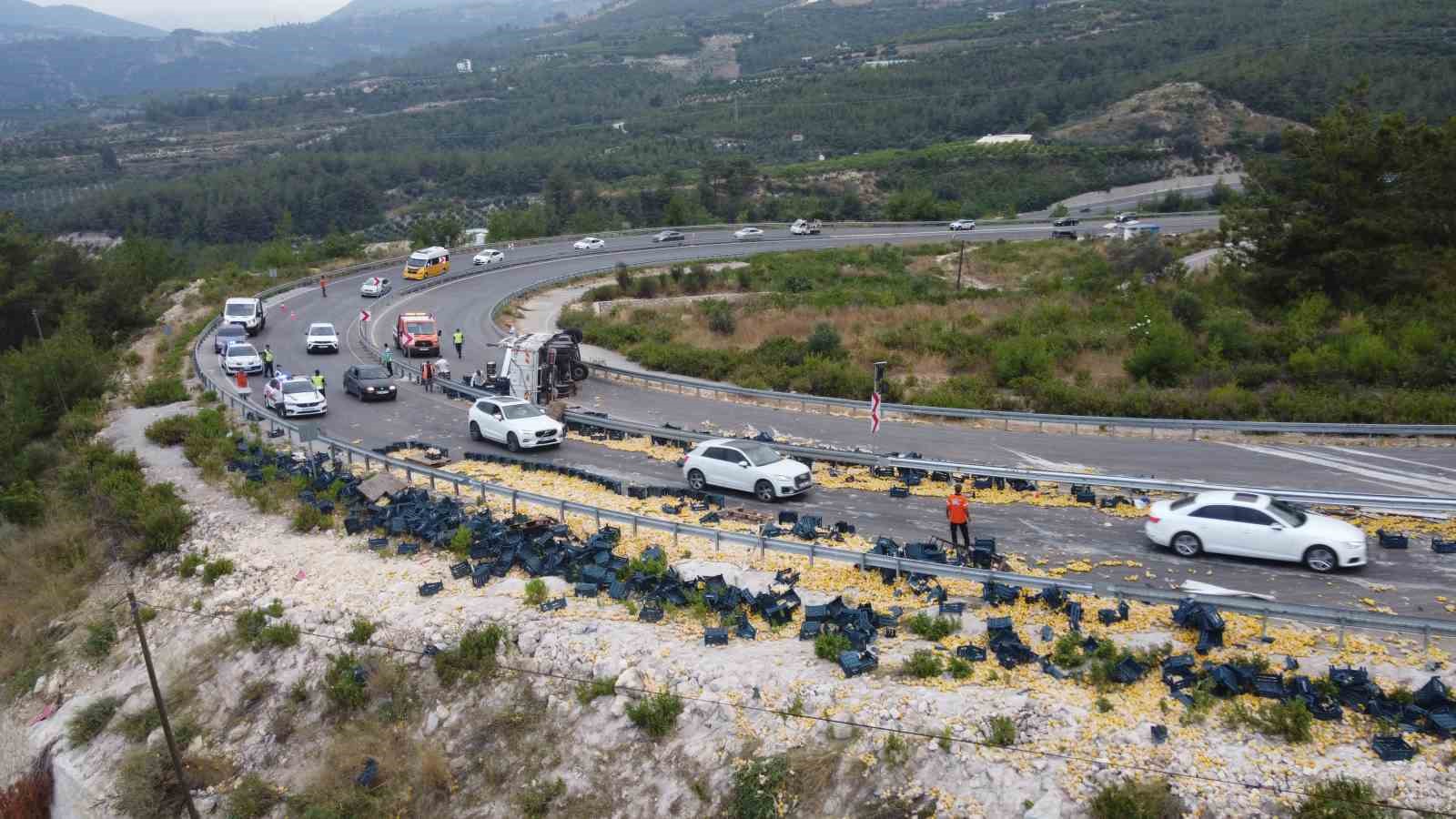 Mersin’de limon yüklü kamyon devrildi: 6 yaralı
