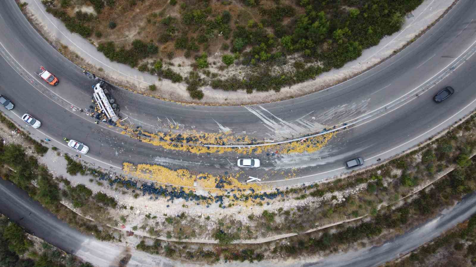 Mersin’de limon yüklü kamyon devrildi: 6 yaralı
