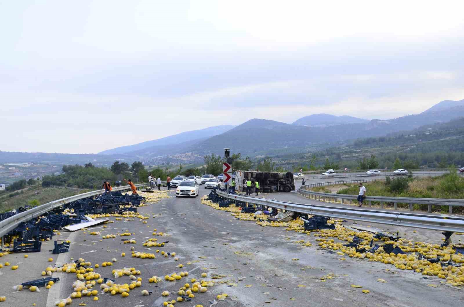 Mersin’de limon yüklü kamyon devrildi: 6 yaralı
