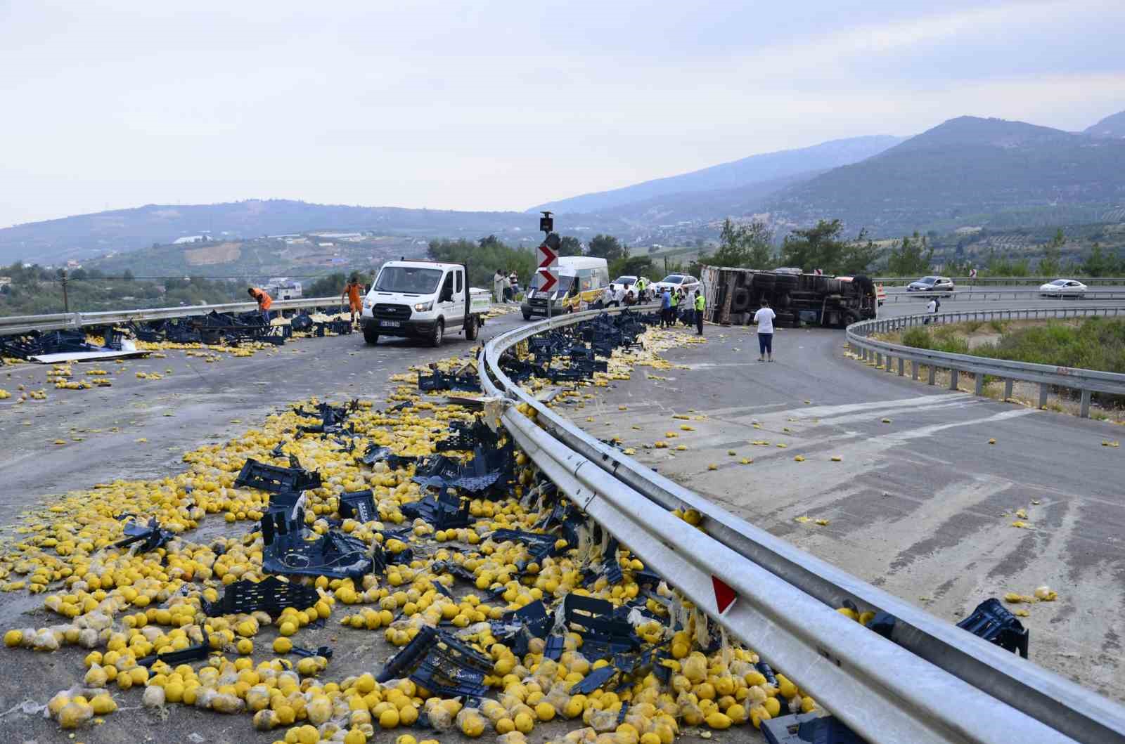 Mersin’de limon yüklü kamyon devrildi: 6 yaralı
