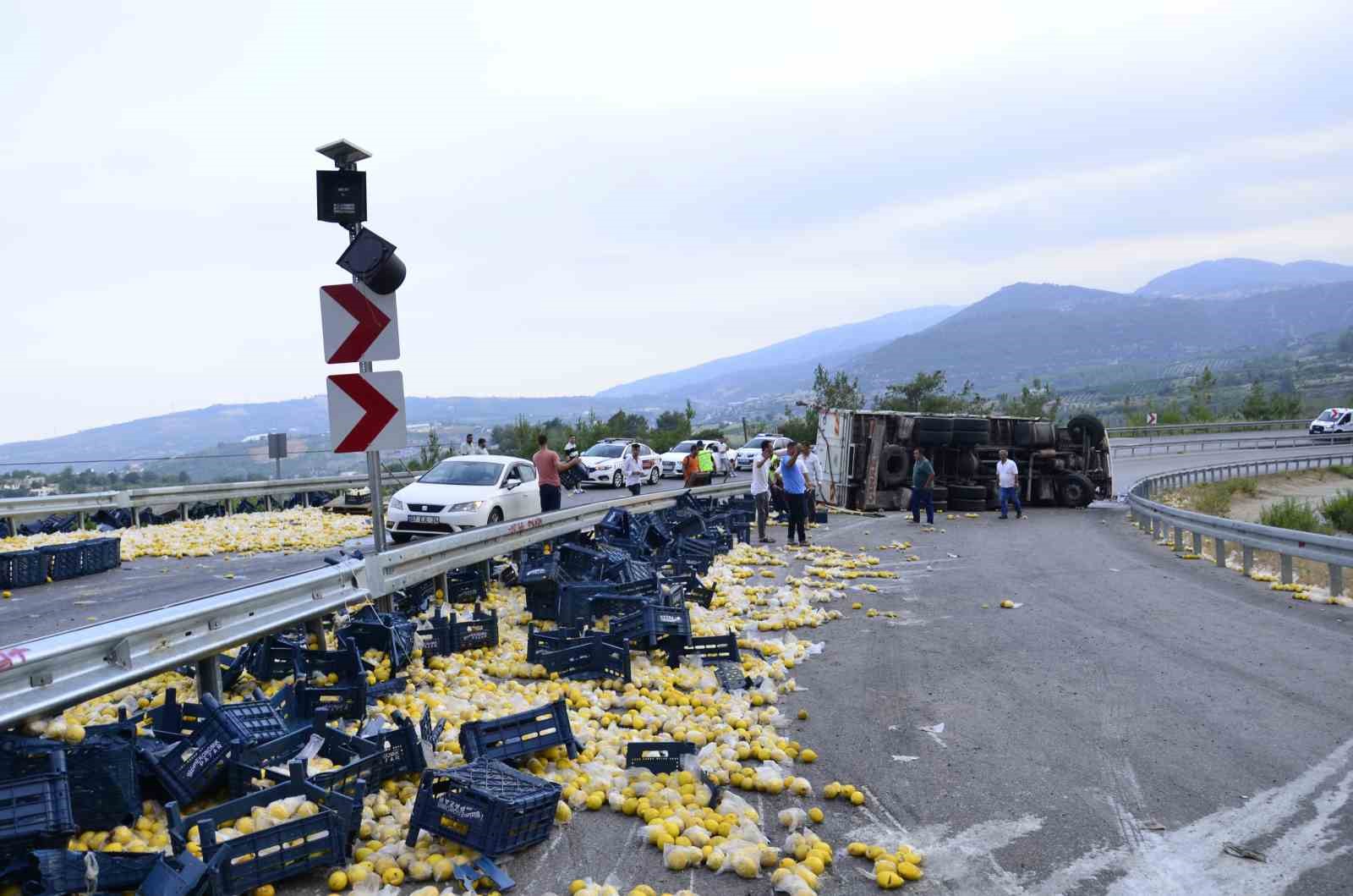 Mersin’de limon yüklü kamyon devrildi: 6 yaralı
