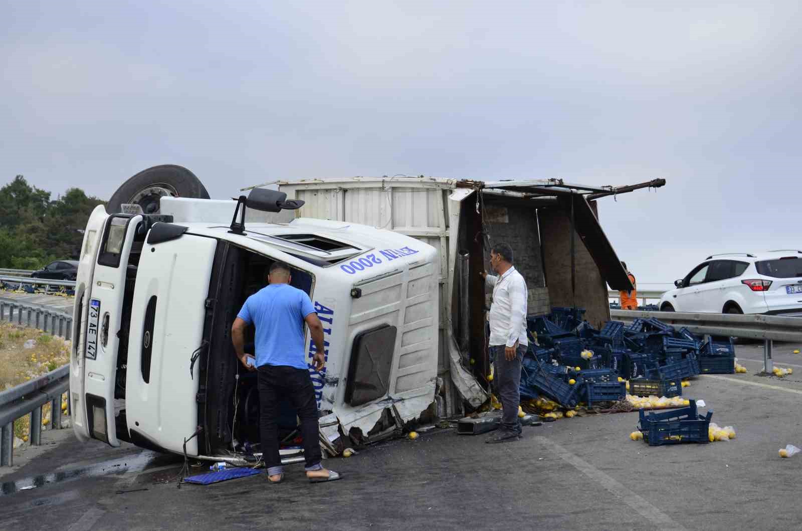 Mersin’de limon yüklü kamyon devrildi: 6 yaralı
