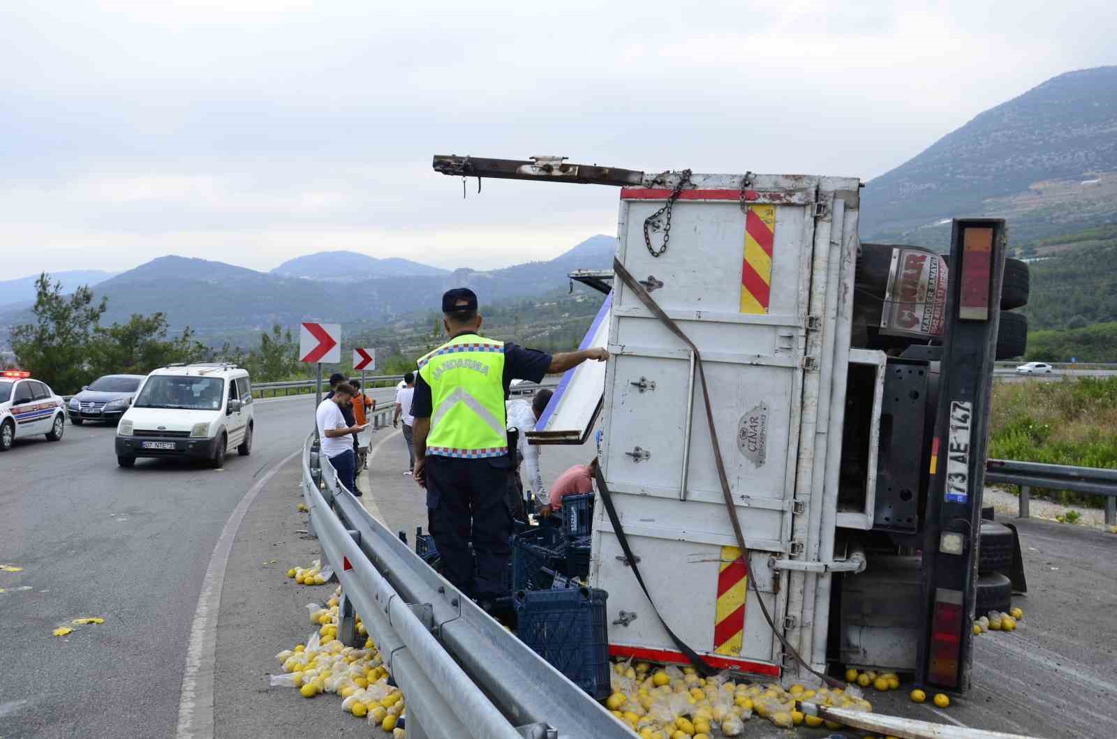 Mersin’de limon yüklü kamyon devrildi: 6 yaralı
