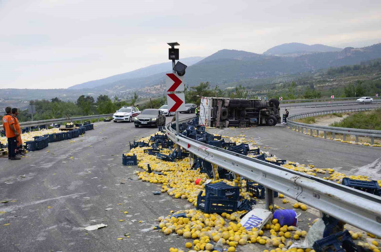 Mersin’de limon yüklü kamyon devrildi: 6 yaralı
