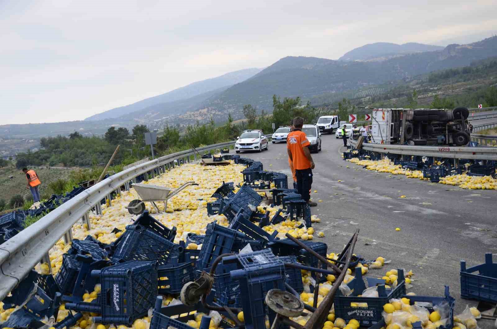 Mersin’de limon yüklü kamyon devrildi: 6 yaralı
