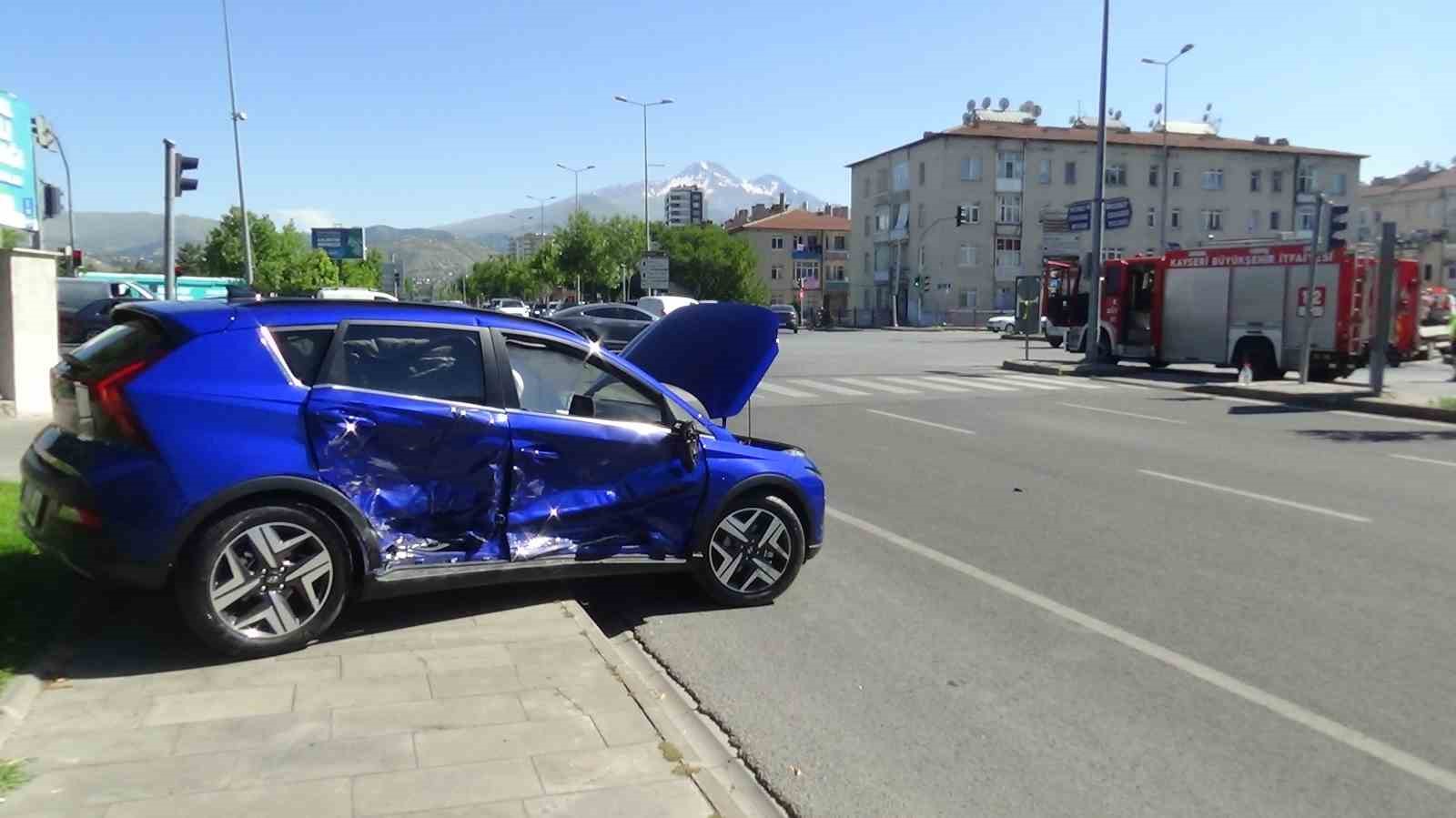 Otomobiller çarpıştı: 1’i ağır 4 yaralı
