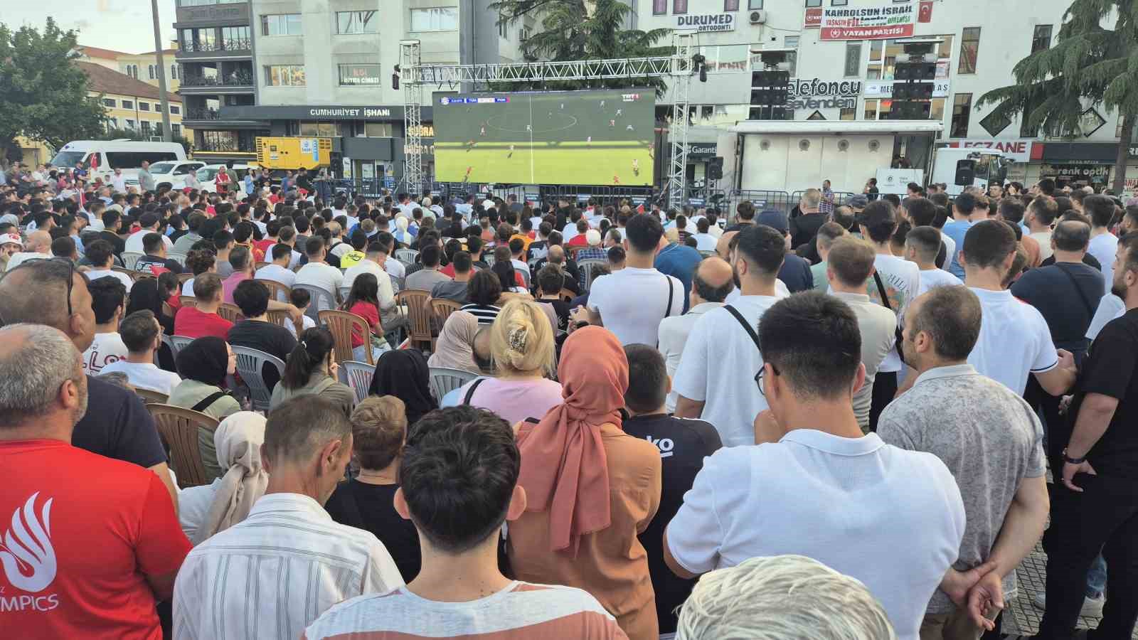 Samsun’da milli maç dev ekranda izlendi
