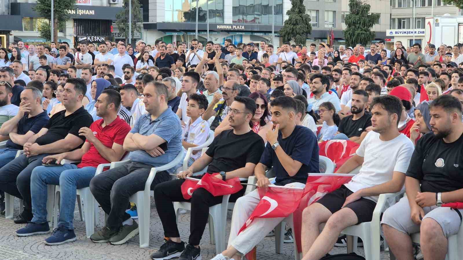 Samsun’da milli maç dev ekranda izlendi
