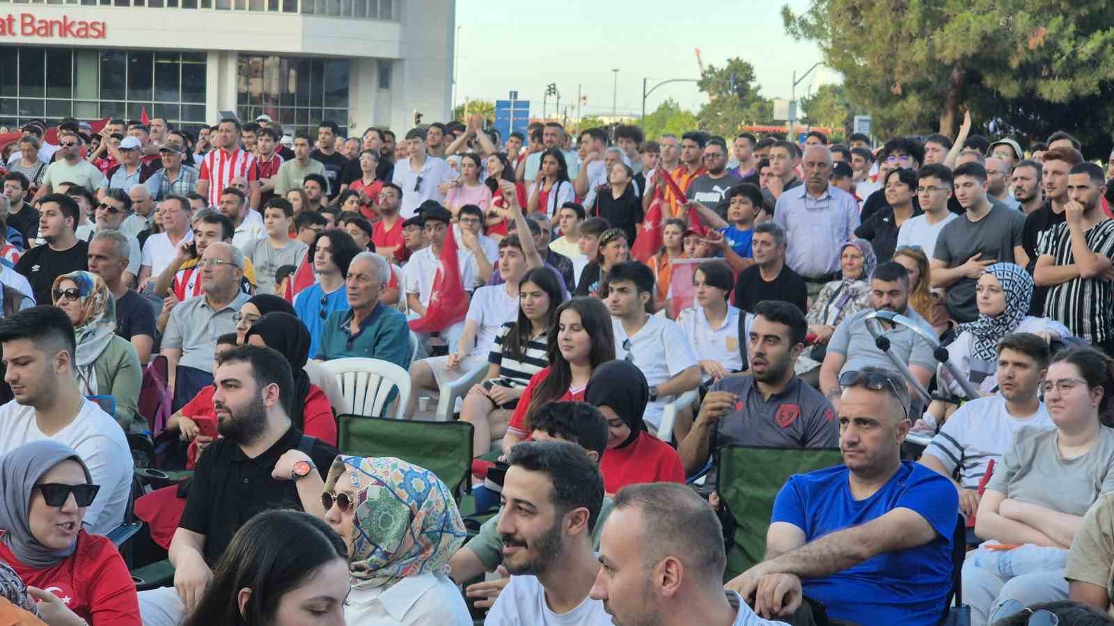 Samsun’da milli maç dev ekranda izlendi
