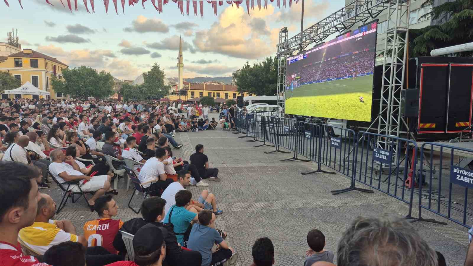 Samsun’da milli maç dev ekranda izlendi
