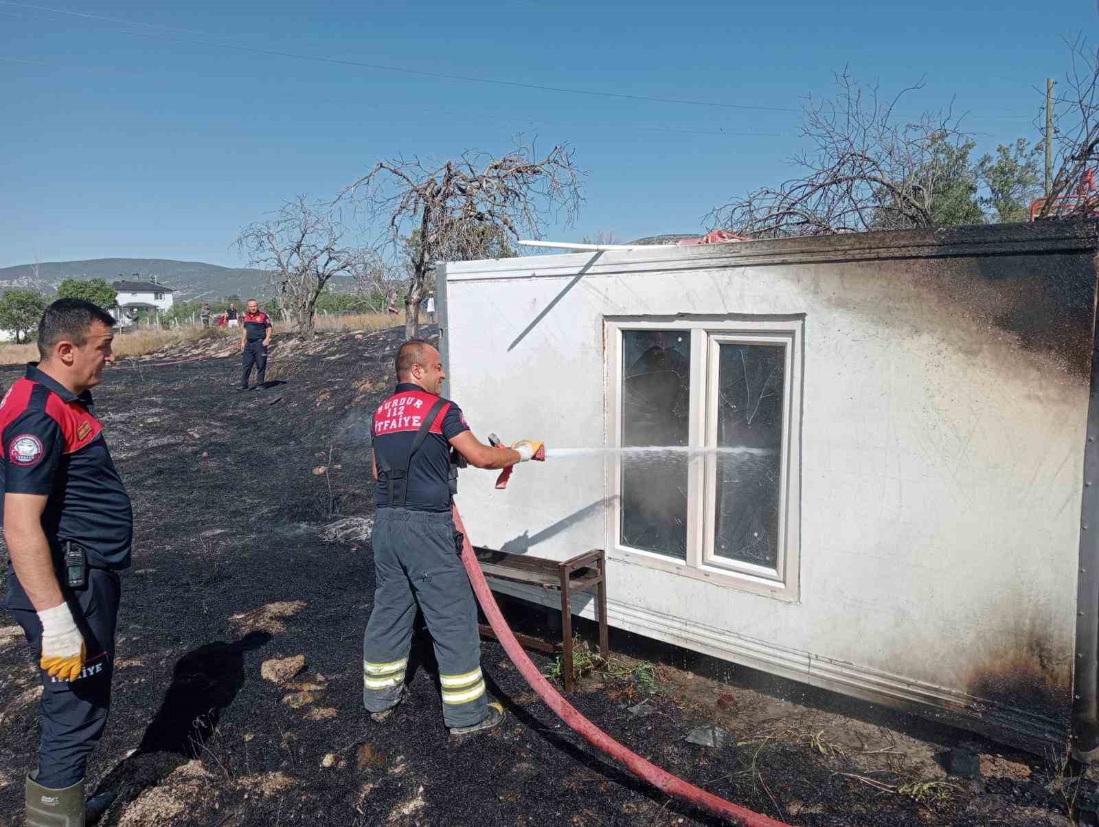 Burdur’da yarım saat içerisinde çıkan 5 yangında 60 dekar arazi yandı
