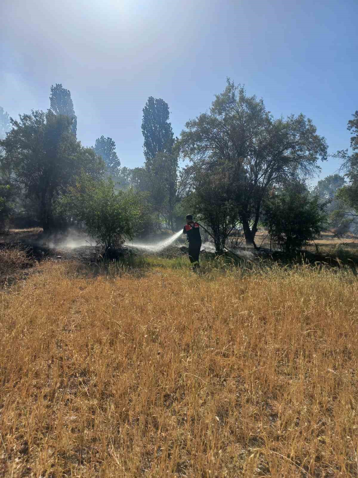 Burdur’da yarım saat içerisinde çıkan 5 yangında 60 dekar arazi yandı
