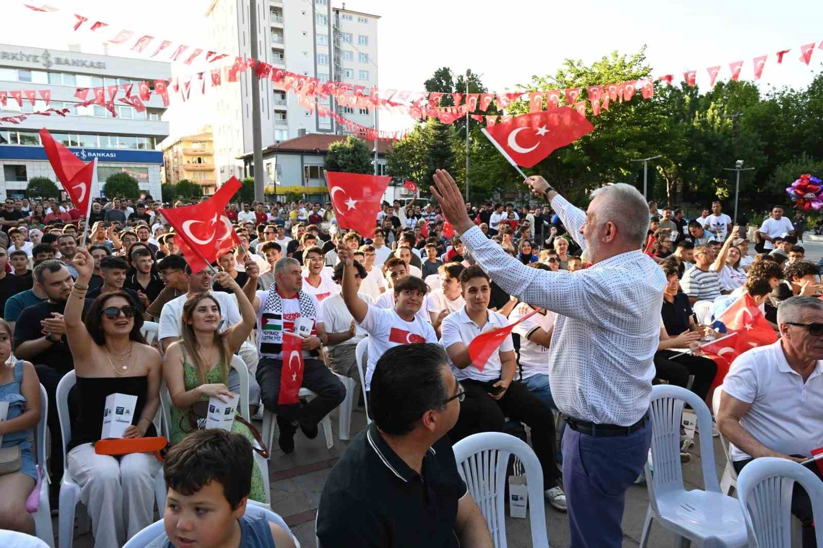 Isparta’da vatandaşlar milli maç heyecanını dev ekrandan takip etti
