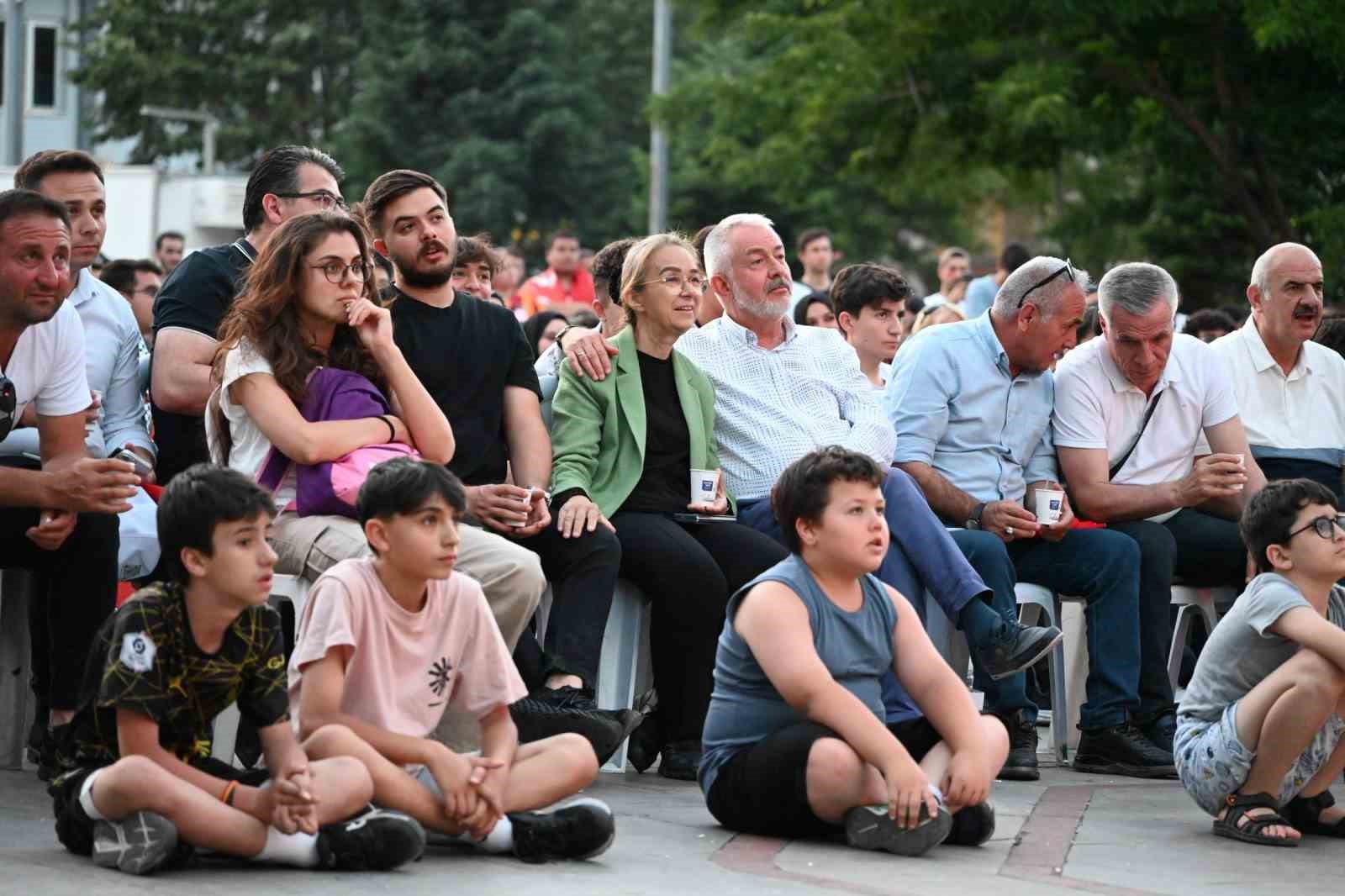 Isparta’da vatandaşlar milli maç heyecanını dev ekrandan takip etti
